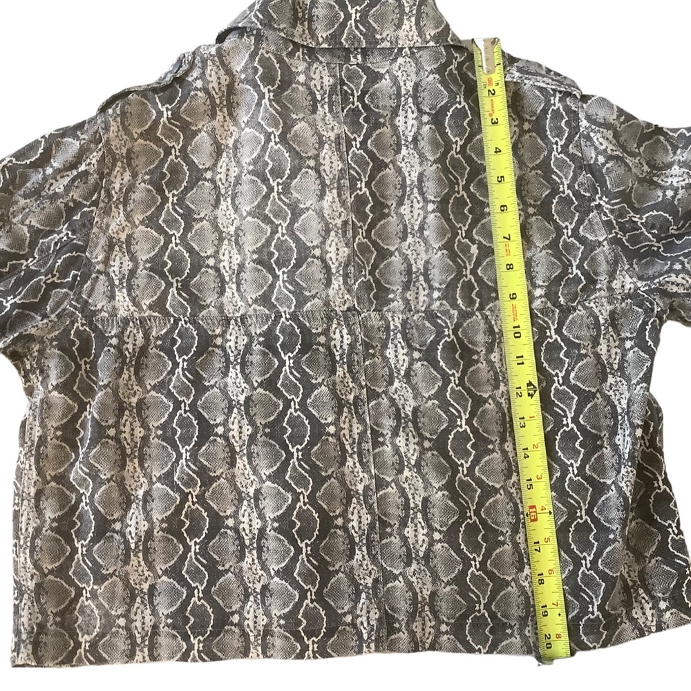 Blank NYC soft snakeskin cropped zipper jacket lightweight size medium - Picture 3 of 9